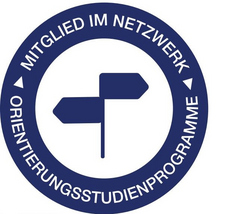 Logo des Netzwerks Orientierungsstudienprogramme: In einem blauen Kreis mit weißer Schrift steht ein Wegweise der in zwei entgegengesetzte Richtungen zeigt 